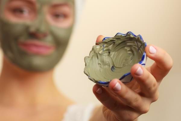 L'argile verte nettoie les impuretés qui obstruent les pores dilatés du visage.