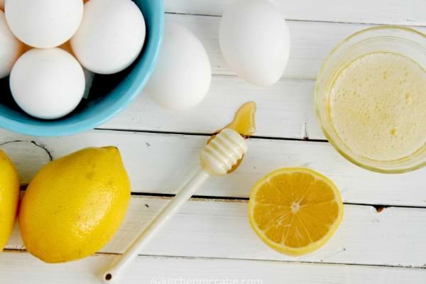 Un masque au blanc d'œuf permet de resserrer les pores dilatés de la peau du visage.