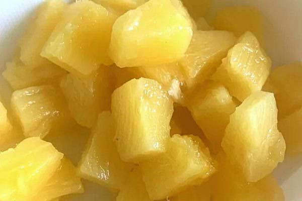 Plusieurs petits morceaux d'Ananas 