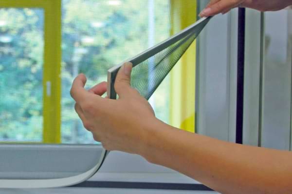 Rien de tel que les moustiquaires sur les fenêtres pour empêcher les mouches de s'introduire dans votre maison.