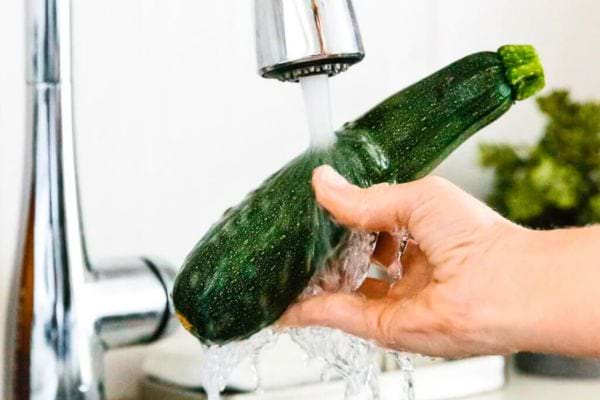 Avant de congeler les courgettes, il faut les nettoyer à l'eau froide.