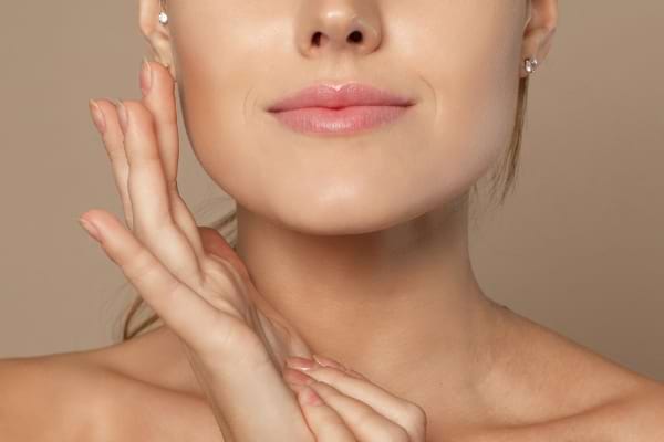 Pour ne pas élargir les pores de la peau, il est important de ne pas se frotter le visage trop fort.