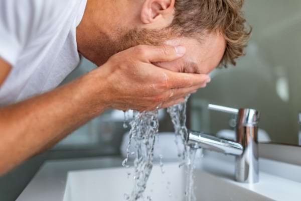 Pour éviter les pores dilatés, nettoyez-vous le visage deux fois par jour.