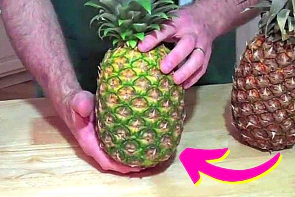 Un homme tenant un Ananas 