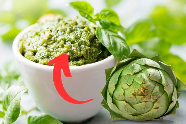 Une petite verrine contenant du pesto de feuilles d'artichaut 