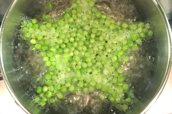 Une étoile de petits pois dans une casserole d'eau chaude 