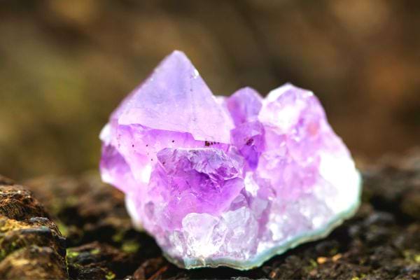 Une pierre Améthyste