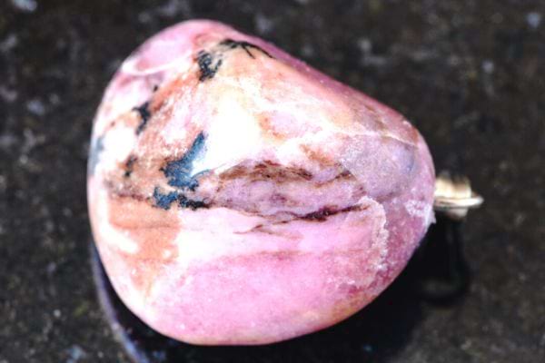 Une pierre Rhodonite