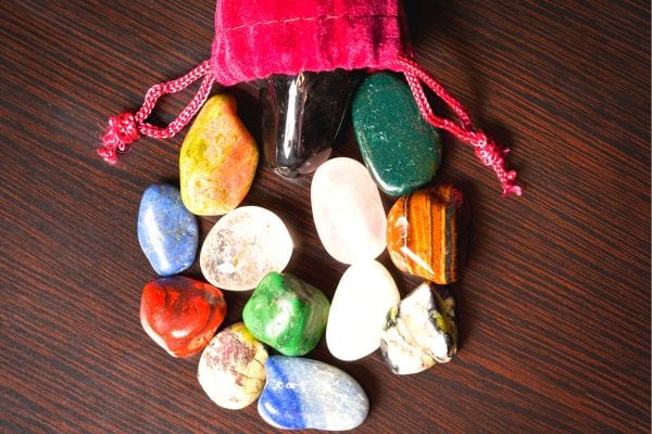 Plusieurs pierres avec un petit sac rouge