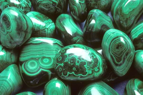 Plusieurs pierres qui sont des Malachite
