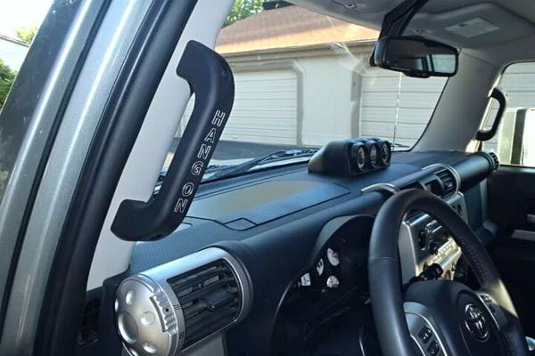 Une poignet sur le rebord d'une porte pour faciliter la descente dans une voiture 