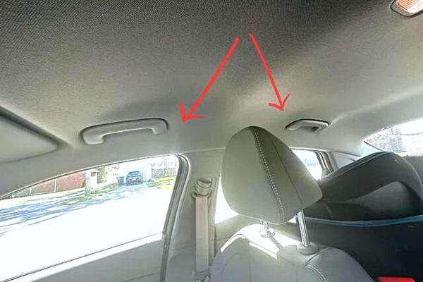 Deux poignets de maintien dans une voiture 