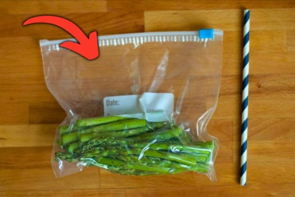 Utilise une paille pour aspirer l'air et fermer les sacs congélations hermétiquement.