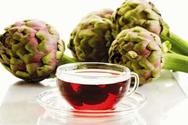Un verre contenant une tisane de feuilles d'artichaut
