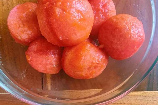 Des tomates pelées dans un bol en verre.