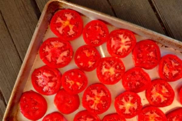 Mettez vos tomates en tranches sur une plaque à pâtisserie pour les congeler sans qu'elles ne se collent.