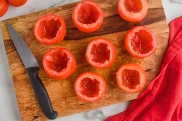Les tomates vidées se congèlent pour les recettes de tomates farcies.