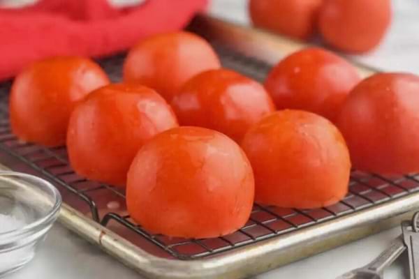 Des tomates vidées sur une plaque de pâtisserie.