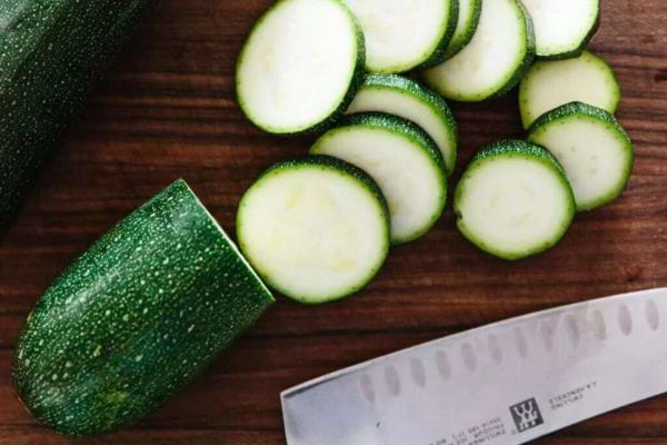 Coupez la courgette à congeler en tranches d'environ 2 cm.