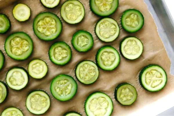 Pré-congelez les courgettes en tranches sur un plat à four.