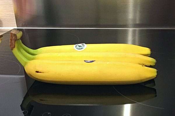 Trois bananes sur une plaque vitrocéramique