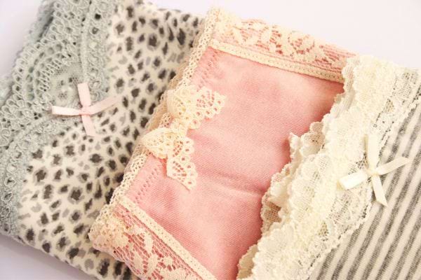 Trois culottes de femme avec des petits noeuds