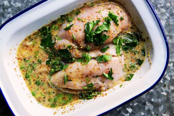 Un plat en céramique avec de la viande marinée à l'intérieur 