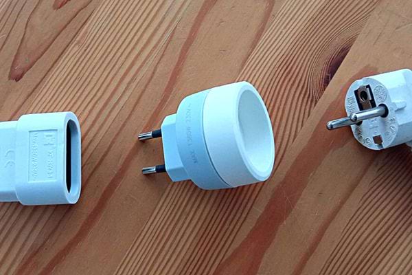 Un adaptateur de prise avec les branchements sur les côtés 