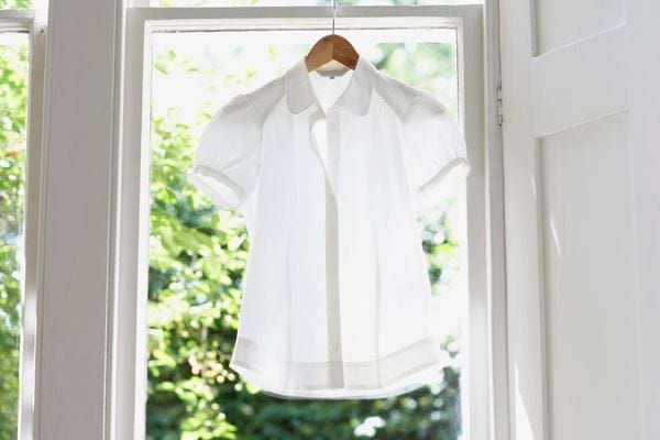 Aérer un vêtement en plein air est la solution la plus simple pour désodoriser un vêtement sans le laver.