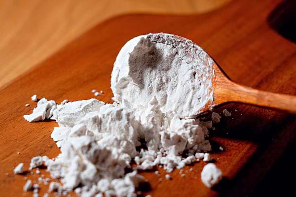 De l'amidon avec une cuillère en bois 