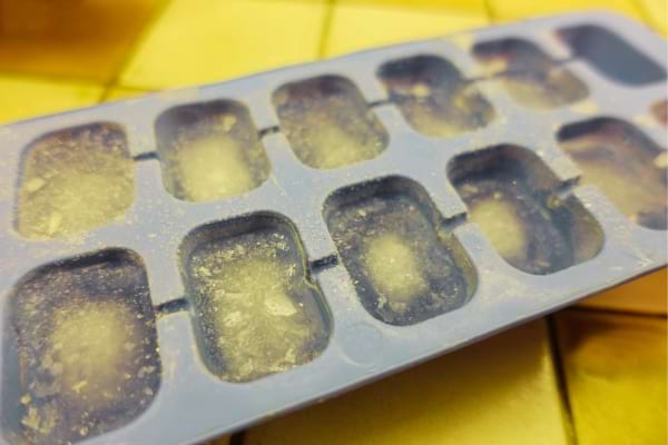 De l'ail mis dans des bac à glaçons pour les conserver plus longtemps