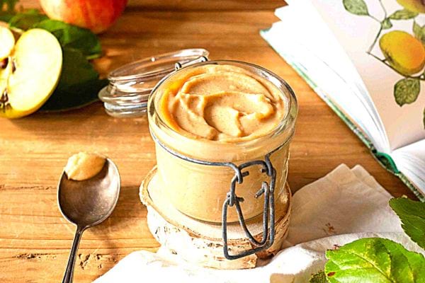 Du beurre de pommes dans un bocal en verre