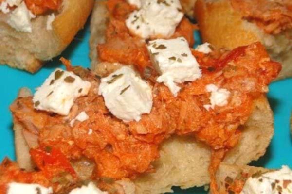 Plusieurs bruschetta thon et feta
