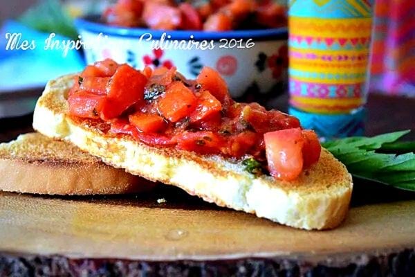 Une tranche de Bruschetta tomate et basilic