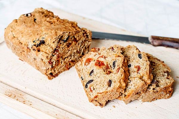 Un cake salé aux olives et tomates séchées découpé