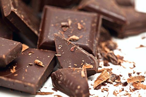 Du chocolat noir découpé 