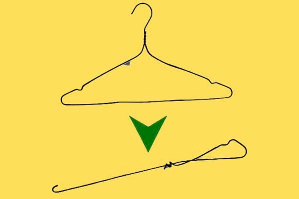 Un cintre noir sur fond jaune transformé en furet