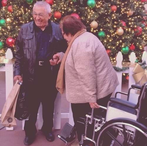 Un couple de personnes ag&eacute;es qui rigole ensemble 