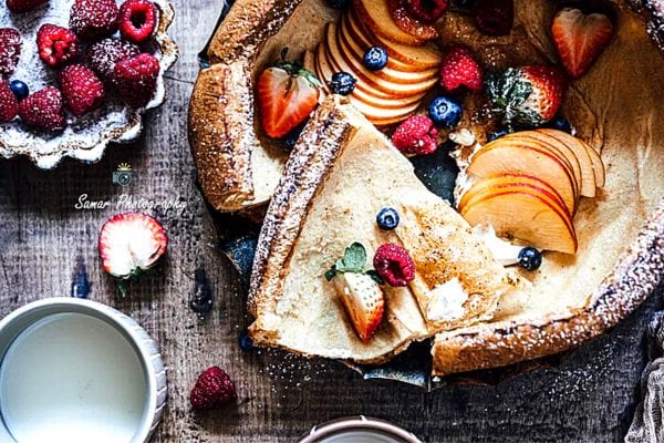 Des crêpes soufflée au four avec des fruits