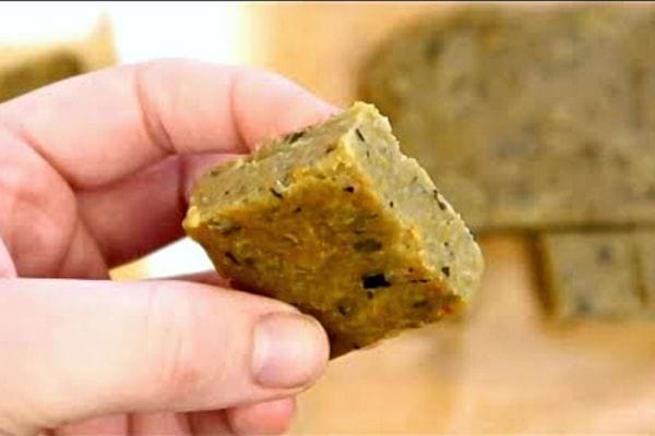 Une personne tenant un cube fait maison