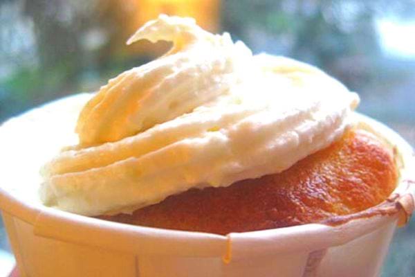 Un Cupcakes avec de la chantilly