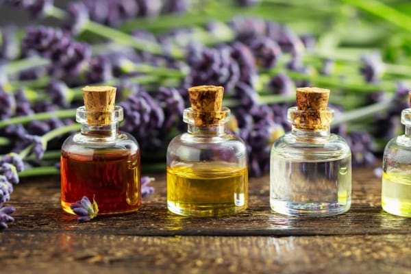 Des fioles d'huiles essentielles pour faire fuir les mulots