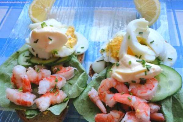 Deux tartines aux crevettes