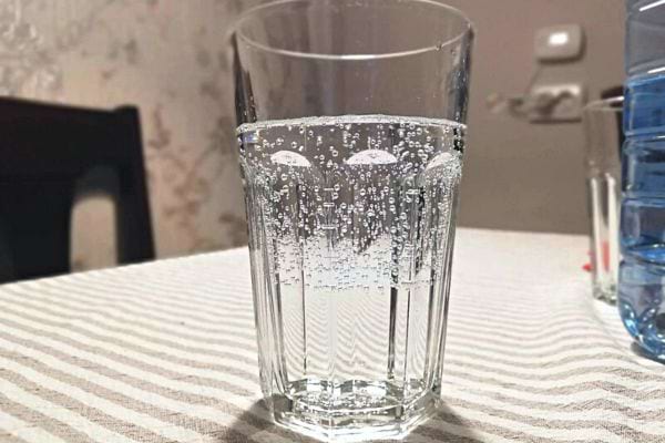 Un verre remplie d'eau pétillante