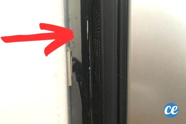 Ein kleiner Raum zwischen einem weißen Kühlschrank und der Wand