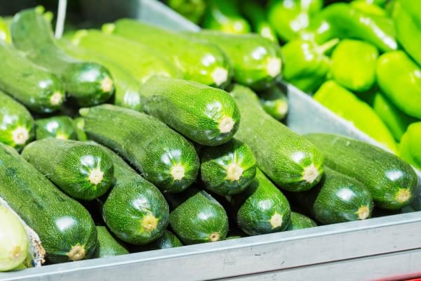 Un étalage de courgettes à choisir