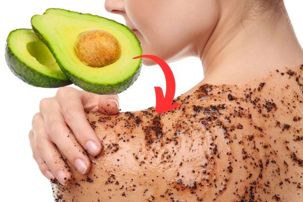 Une femme avec de l'exfoliant sur sa peau avec de l'avocat