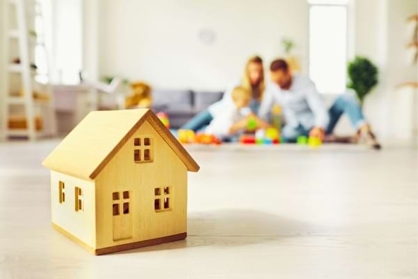 Une famille à l'intérieur d'une maison se sentant en sécurité selon la pyramide de Maslow