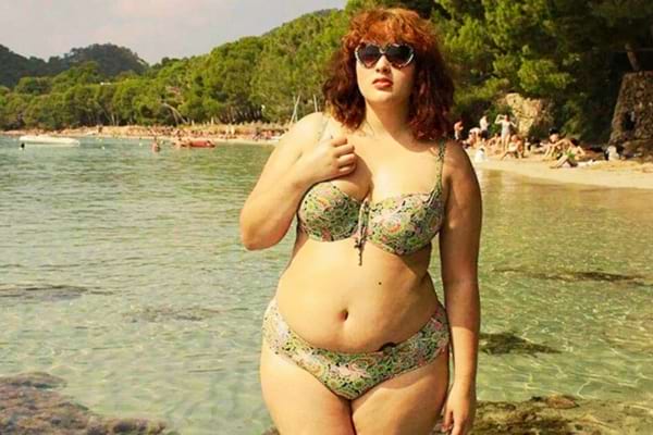 Une femme en bikini qui se montre sur la plage