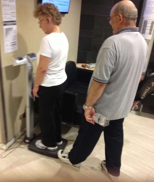 Un homme dans un couple de personnes ag&eacute;es qui fait une blague &agrave; sa femme 